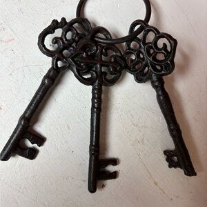 Vintage Black Cast Iron Skeleton Key Wall Decor